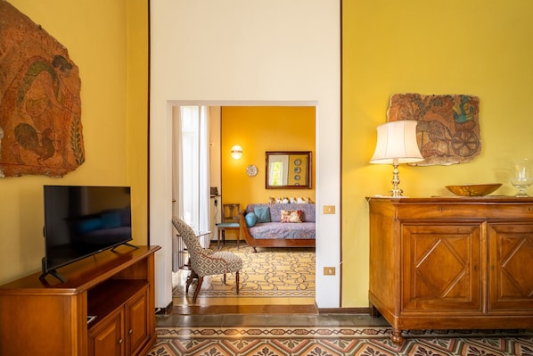 Apartamento, 2 quartos, varanda, vista para o lago | Ărea de estar | TV 30 polegadas com canais via satĂ©lite