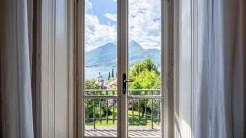 Leilighet, 2 soverom, terrasse, utsikt mot innsjø | Oppholdsområde | En 30-tommers TV med Parabol-TV