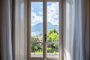 Appartement, 2 slaapkamers, terras, uitzicht op meer | Woonruimte | Een 30-inch televisie met satellietzenders