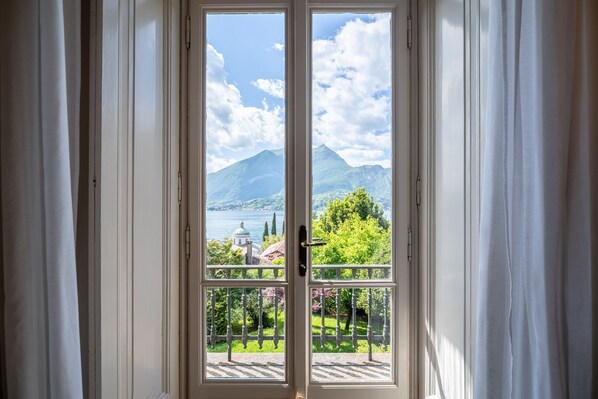 Apartment, 2 Bedrooms, Patio, Lake View | Living area