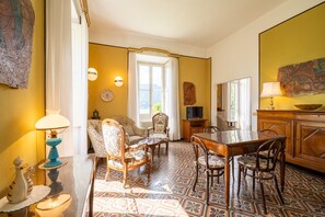 Lejlighed - 2 soveværelser - terrasse - søudsigt | Opholdsområde | 30-tommers tv med satellitkanaler