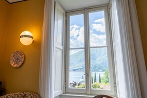 Lejlighed - 2 soveværelser - terrasse - søudsigt | Opholdsområde | 30-tommers tv med satellitkanaler