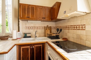 Apartamento, 2 quartos, varanda, vista para o lago | Cozinha privada | Geladeira, micro-ondas, cooktop, måquina de café expresso