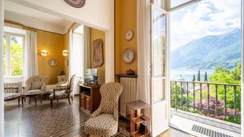 Leilighet, 2 soverom, terrasse, utsikt mot innsjø | Oppholdsområde | En 30-tommers TV med Parabol-TV