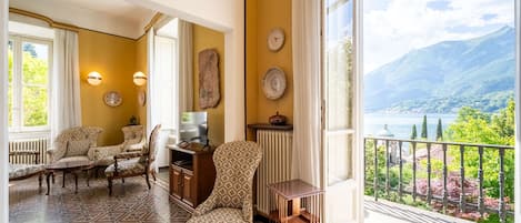 Apartemen, 2 kamar tidur, patio, pemandangan danau | Area keluarga | Televisi 30-inci dengan saluran TV satelit