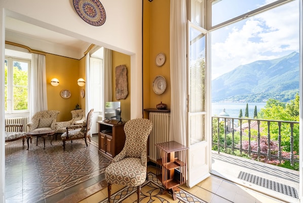 Appartement, 2 slaapkamers, terras, uitzicht op meer | Woonruimte | Een 30-inch televisie met satellietzenders