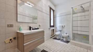 Douche, sĂšche-cheveux, bidet, serviettes fournies