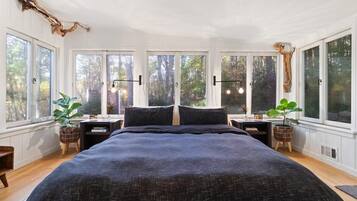2 habitaciones, escritorio y tabla de planchar con plancha