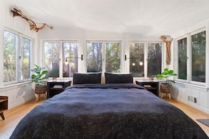 2 slaapkamers, een bureau, een strijkplank/strijkijzer, reisbedje