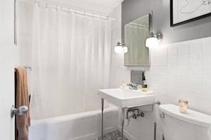 Een haardroger, handdoeken, zeep, shampoo