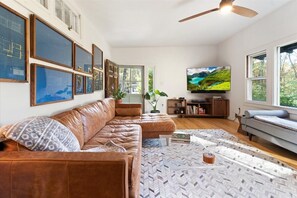 Televisión, chimenea y estéreo 