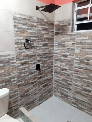 تجهيزات دش، مجففات شعر، مناشف، صابون