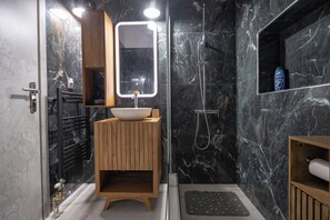 Asciugacapelli, asciugamani, sapone, carta igienica