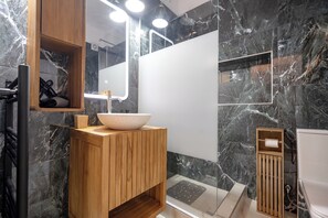 Secador de cabelo, toalhas de banho, sabonete, papel higiênico