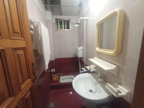 Classic-Zweibettzimmer | Badezimmer | Kostenlose Toilettenartikel, Hausschuhe, Handtücher, Seife