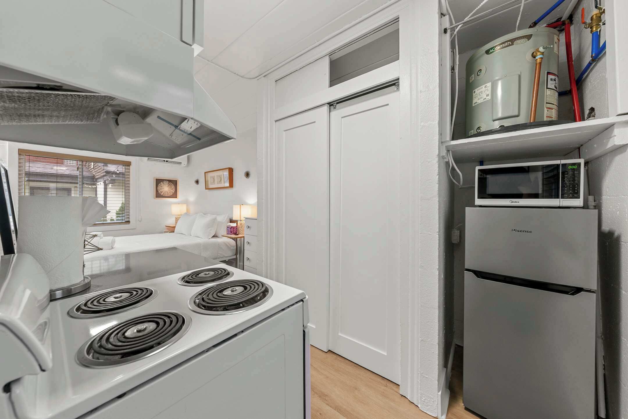 Studio, 1 Queen Bed, Kitchen, Garden View (Chic City Retreat 93J) | 1 bedroom, individually decorated, individually furnished, desk