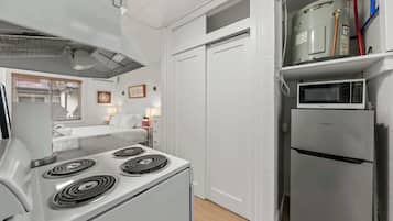 Estúdio, 1 cama Queen, cozinha, vista para o jardim (Chic City Retreat 93J) | 1 quarto, individualmente decorados, individualmente mobiliados