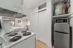 1 habitación, decoración personalizada, muebles diferentes y escritorio 