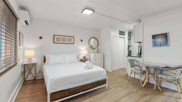 Studio, 1 Queen Bed, Kitchen, Garden View (Chic City Retreat 93J)