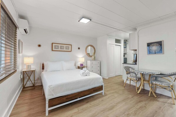 Studio, 1 queensize-seng, kjøkken, hageutsikt (Chic City Retreat 93J) | 1 soverom, individuelt dekorert, individuelt innredet og skrivebord