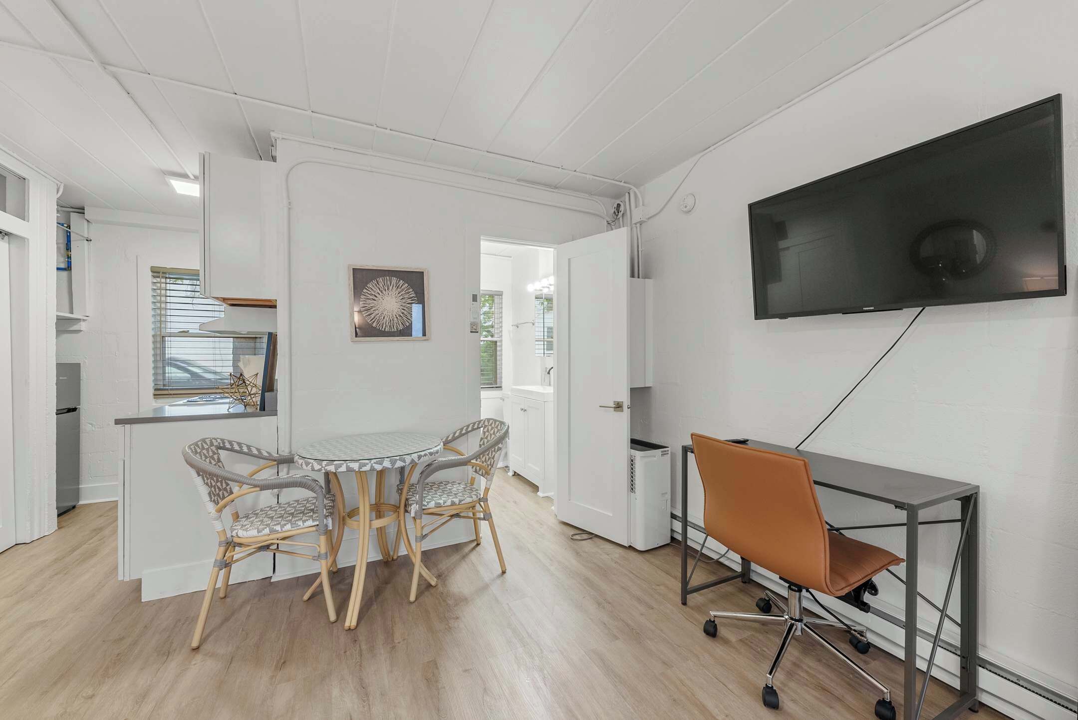 Studio, 1 Queen Bed, Kitchen, Garden View (Chic City Retreat 93J) | Dining