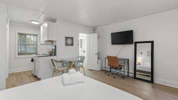 1 habitación, decoración personalizada, muebles diferentes y escritorio