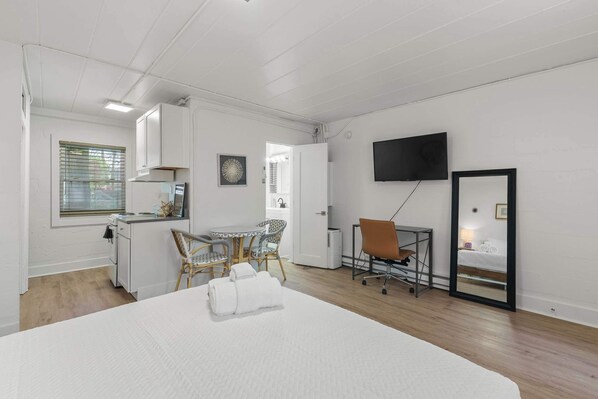 Studio, 1 Queen Bed, Kitchen, Garden View (Chic City Retreat 93J)