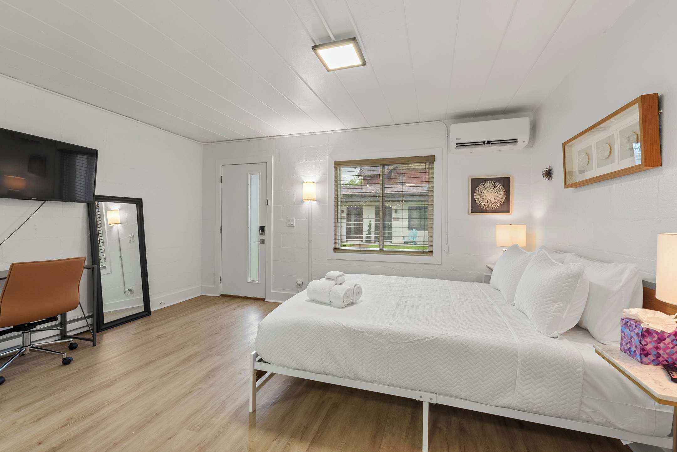 Studio, 1 Queen Bed, Kitchen, Garden View (Chic City Retreat 93J) | 1 bedroom, individually decorated, individually furnished, desk