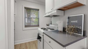 Studio, 1 queensize-seng, kjøkken, hageutsikt (Chic City Retreat 93J) | Eget kjøkken