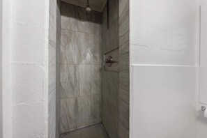 Studio, 1 Katil Ratu (Queen), Kitchen, Garden View (Chic City Retreat 93J) | Bilik Mandi | Tuala disediakan