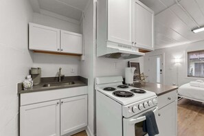 Studio, 1 Queen Bed, Kitchen, Garden View (Chic City Retreat 93J) | Private kitchen | Fridge, microwave, oven, stovetop