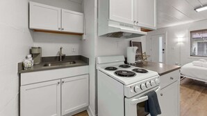 Studio, 1 queensize-seng, kjøkken, hageutsikt (Chic City Retreat 93J) | Eget kjøkken