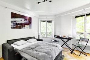 1 habitación, tabla de planchar con plancha, cuna de viaje y wifi 