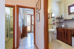 Bruser, hårtørrer, håndklæder, Toiletpapir