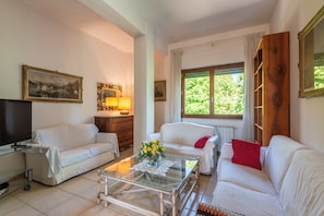 TV - Apartment 'Comfort Alle Terme' with Balcony and Wi-Fi (Chianciano Terme)