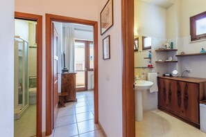 Regadera, secadora de cabello, toallas, papel de baño 