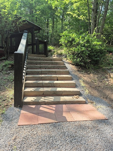 Cozy cabin in peaceful Ellijay with WiFi, AC