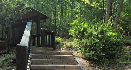 Cozy cabin in peaceful Ellijay with WiFi, AC