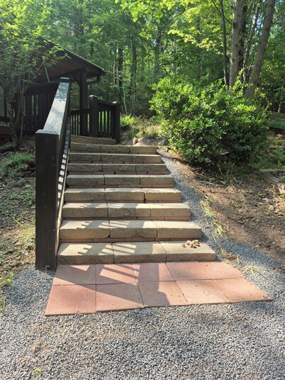 Cozy cabin in peaceful Ellijay with WiFi, AC