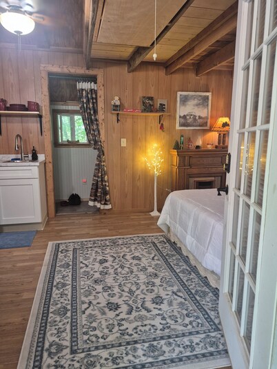 Cozy cabin in peaceful Ellijay with WiFi, AC
