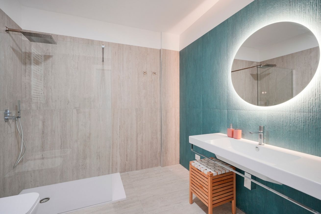 Een douche, een bidet, handdoeken