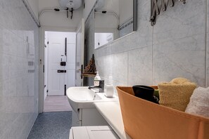 Shower, hair dryer, towels - Apartment 'Comfort Polimoda' with Balcony, Wi-Fi and Air Conditioning (Firenze)