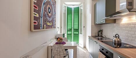 Frigorífico, microondas, horno y placa de cocina