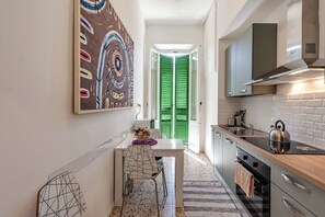 Frigorifero, microonde, forno, piano cottura