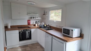 冷蔵庫、電子レンジ、オーブン、コンロ