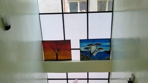 Eine Treppe mit Handlauf und einem Fenster mit Ausblick.