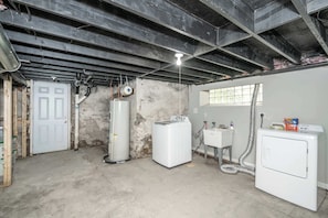 Apartment, Multiple Beds, Balcony, Garden View (887 Lexington Ave #1) | Interior