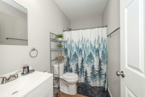 Appartamento, letti multipli, balcone, vista giardino (887 Lexington Ave #1) | Bagno | Asciugamani