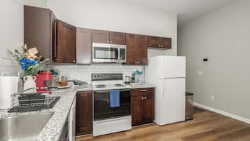 公寓, 多张床, 阳台, 花园景观 (887 Lexington Ave #1) | 私人厨房 | 冰箱、微波炉、烤箱、炉灶