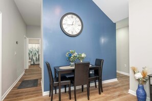 Appartamento, letti multipli, balcone, vista giardino (887 Lexington Ave #1) | Ristoranti